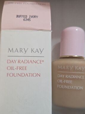NIB, Mary Kay Day Radiance Oil-Free Foundation - Buffed Ivory with Pink Cap.